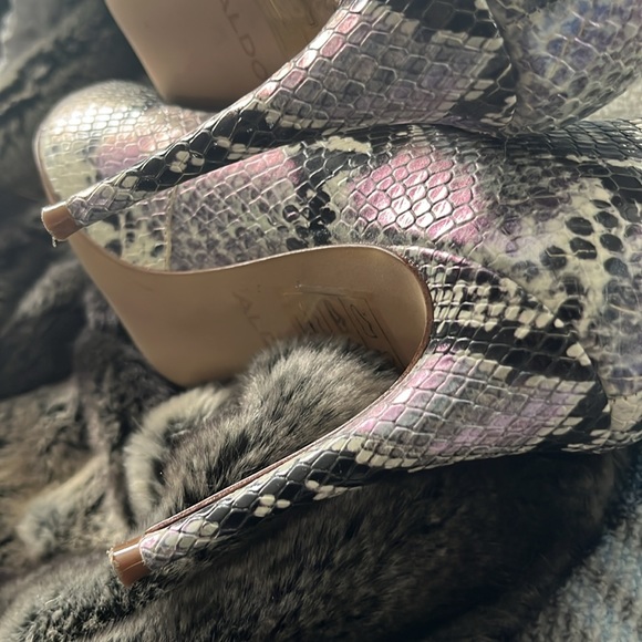 Also snake skin patterned leather shoes; beautiful and great condition. - Picture 6 of 7